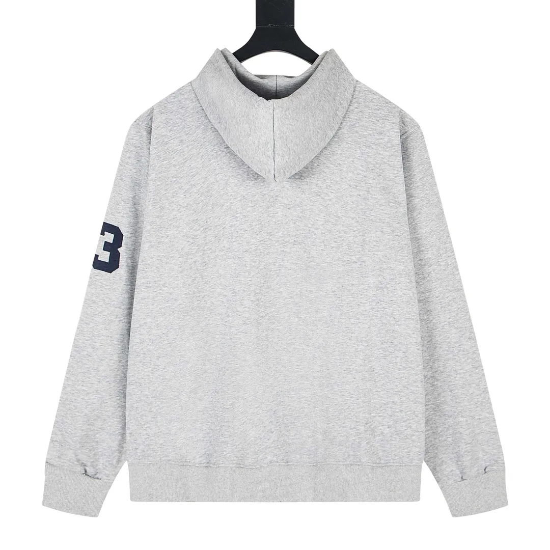 P230 model number Y869 Ralph Lauren/Ralph Lauren Malaysian embroidered zipper cardigan hooded sweatshirt. This sweatshirt is available for everyone in autumn and winter. You can wear it casually no matter how you wear it! ! This hooded sweatshirt is decorated with the simple style that represents Ralph Lauren and is paired with a pony embroidery pattern, which is three-dimensional and full! The solid color fabric paired with exquisite embroidery instantly sets it off! Hooded sports design, loose and casual fit! The overall texture is very strong! Through the pictures, we can feel the thickness and texture of custom-woven and dyed threads. The workmanship is exquisite. They are shipped from major foreign trade factories. They are all made by masters with many years of experience. Everything is of high standards and requirements! Simple and versatile model ~ Made of imported pique cotton fabric, which is super delicate and soft, close to the body without being tied. All fabrics and accessories are original custom-made and of high quality! Perfectly reflects the brand’s sense of superiority! Standard cut, comfortable stretch, unrestricted movement! Highly practical, high-end and classy! Versatile style ~ can be paired with jeans or jogging pants. Ideal for transitioning from your morning commute to weekend events! Size: S-XL Navy Black Gray